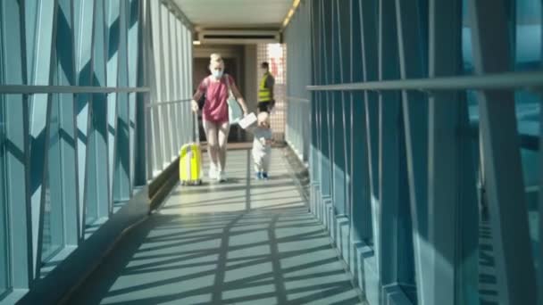 Anne Bebek Havaalanına Bavulla Gidiyorlar Tıbbi Maskeli Anne — Stok video