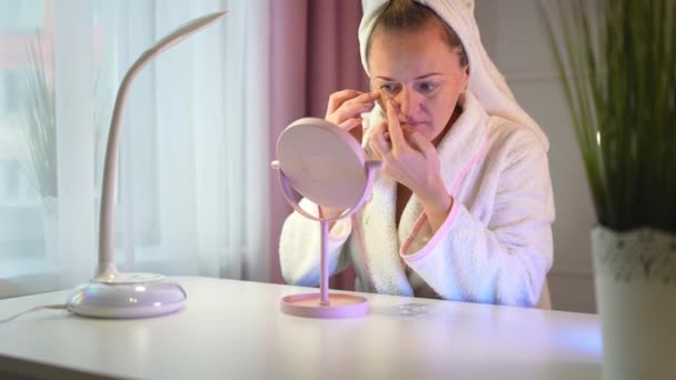 Junge Frau Hause Vor Dem Spiegel Klebt Sich Flecken Auf — Stockvideo