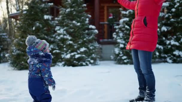 Video Una Joven Madre Con Pequeño Hijo Jugando Bolas Nieve — Vídeos de Stock