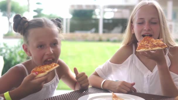 Dziewczyny Jedzą Pizzę Pizzerii Pyszne Latem Odpoczynek Wakacje — Wideo stockowe