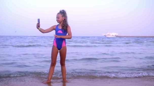 Beautiful Girl Blue Swimsuit Makes Selfie Sea — Video Stock