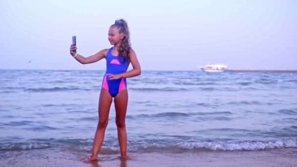 Beautiful Girl Blue Swimsuit Makes Selfie Sea — Stock Video