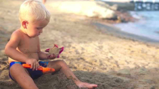 Blonder Junge Strand Spielt Mit Sand — Stockvideo