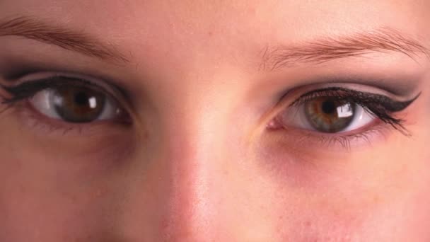 Girl Beautiful Makeup Opens Her Eyes Extreme Close Human Face — Vídeo de Stock
