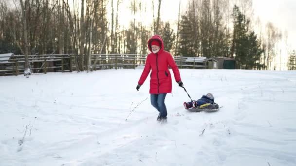 Video Young Mom Rolls Son Sled Hill Mountain Village — Stock Video