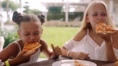 Kızlar pizzacıda pizza yerler. Lezzetli. Yaz. Dinlen. tatil.