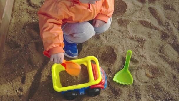 Junge Beim Spielen Sandkasten Ein Kindersandwagen Rollt Zeitlupe — Stockvideo