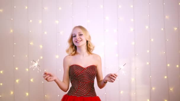 Krásná Dospívající Dívka Tančící Jiskry Koncept Valentýna Dovolená Narozeniny — Stock video