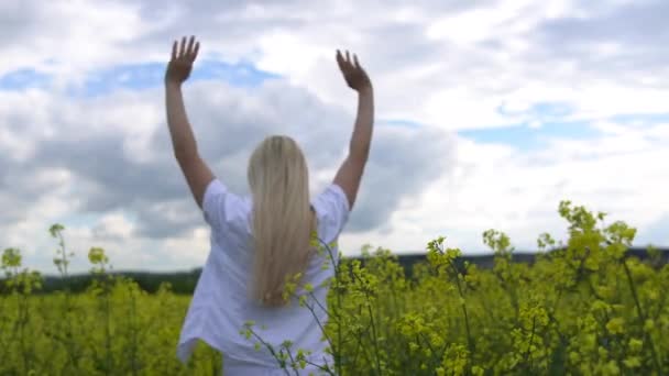 Lycklig Ung Bonde Kvinna Vinka Adjö Gul Blommande Raps Jordbruksmark — Stockvideo