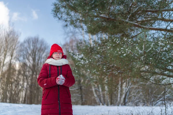 Πορτρέτο Κορίτσι Έφηβος Ξανθιά Χειμώνα Στο Φόντο Του Χιονιού Που — Φωτογραφία Αρχείου