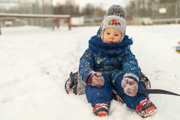 Μικρό Αγόρι Κάθεται Σωληνώσεις Μια Χιονισμένη Ολίσθηση Χειμώνα Διασκέδαση — Φωτογραφία Αρχείου