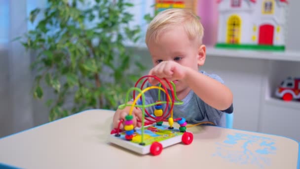 Malý Chlapec Dítě Blondýny Hrát Hračkou Sedět Stolu Doma — Stock video