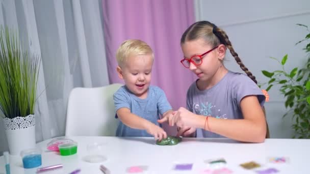 Boy Girl Play Green Shiny Slime Table Home — Vídeo de Stock