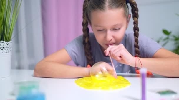 Menina Jogar Com Lodo Amarelo Infla Bolha Diversão Casa — Vídeo de Stock