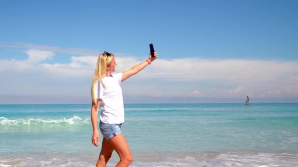 表現や人々の概念 エキゾチックな熱帯のビーチの背景の上に自分撮りを取る幸せな笑顔の若い女性 — ストック動画
