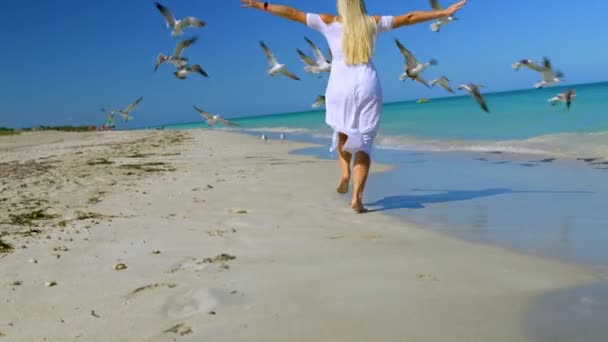 Ευτυχισμένο Και Όμορφο Ξανθό Κορίτσι Τρέχει Κατά Μήκος Του Ωκεανού — Αρχείο Βίντεο
