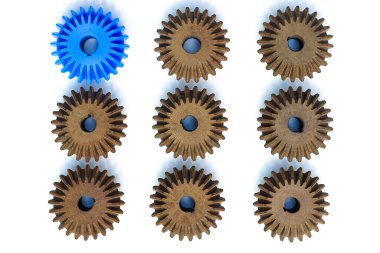 Mavi Bevel Gears beyaz arka planda kahverengi kalabalıklar arasında göze çarpıyor. Liderlik, kimlik, girişim, strateji, çatışma, farklı fikirler, ticari başarı kavramları