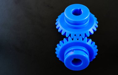 Siyah zemin üzerinde plastikten yapılmış Mavi Bevel dişlileri.