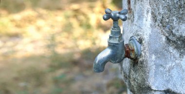 Uzun zamandır kullanılmakta olan eski musluk.