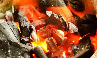 Siyah kömür kırmızı alevi, siyah kül arasında sıcak kırmızı kömür,