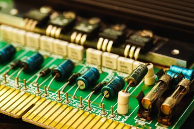 Elektronik panoya ve elektronik cihaza yakın çekim, entegre devre çipi arka planı. Bilgisayar devresi işlemci çipi ana işlemci işlemci elektronik aygıtı, veri kavramı, donanım, teknisyen ve teknoloji.