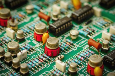 Elektronik panoya ve elektronik cihaza yakın çekim, entegre devre çipi arka planı. Bilgisayar devresi işlemci çipi ana işlemci işlemci elektronik aygıtı, veri kavramı, donanım, teknisyen ve teknoloji.