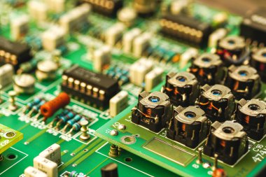 Elektronik panoya ve elektronik cihaza yakın çekim, entegre devre çipi arka planı. Bilgisayar devresi işlemci çipi ana işlemci işlemci elektronik aygıtı, veri kavramı, donanım, teknisyen ve teknoloji.