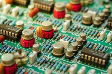 Elektronik panoya ve elektronik cihaza yakın çekim, entegre devre çipi arka planı. Bilgisayar devresi işlemci çipi ana işlemci işlemci elektronik aygıtı, veri kavramı, donanım, teknisyen ve teknoloji.