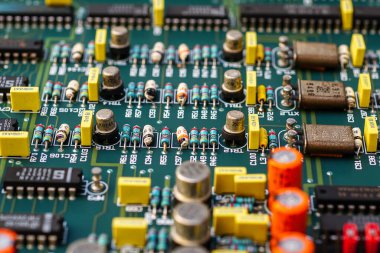 Elektronik panoya ve elektronik cihaza yakın çekim, entegre devre çipi arka planı. Bilgisayar devresi işlemci çipi ana işlemci işlemci elektronik aygıtı, veri kavramı, donanım, teknisyen ve teknoloji.