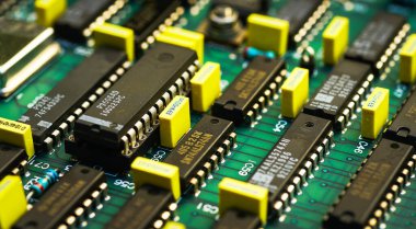 Elektronik panoya ve elektronik cihaza yakın çekim, entegre devre çipi arka planı. Bilgisayar devresi işlemci çipi ana işlemci işlemci elektronik aygıtı, veri kavramı, donanım, teknisyen ve teknoloji.