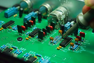 Test cihazıyla elektronik onarım. Elektronik tahtada onarım teknisyeni testi. Seçmeli odaklanma. Bilgisayar devresi işlemci çipi ana işlemci işlemci elektronik aygıtı, veri kavramı, donanım, teknisyen ve teknoloji.