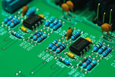 Elektronik devre kartının elektronik cihazlarla yakın çekimi. Bilgisayar devresi işlemci çipi ana işlemci işlemci elektronik aygıtı, veri kavramı, donanım, teknisyen ve teknoloji.