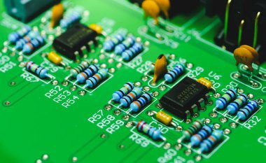 Yazdırılmış devre kartında elektronik ve direnç bileşeni kapasitörü.