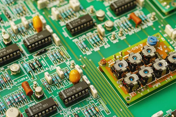 電子基板と電子デバイス 集積回路チップの背景に閉鎖 コンピュータ回路Cpuチップメインボードコアプロセッサエレクトロニクスデバイス データ ハードウェア 技術者と技術の概念 — ストック写真