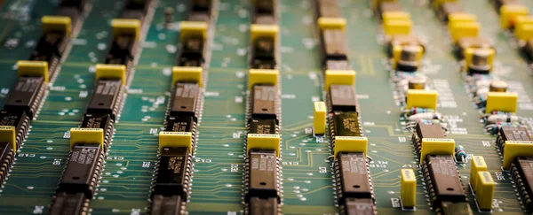 电子板及电子设备上的闭锁 集成电路芯片背景 计算机电路Cpu芯片主板核心处理器电子设备 数据概念 技术人员和技术 — 图库照片