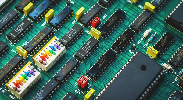 Nahaufnahme Einer Leiterplatte Mit Komponenten Wie Widerständen Und Integrierten Schaltkreisen — Stockfoto