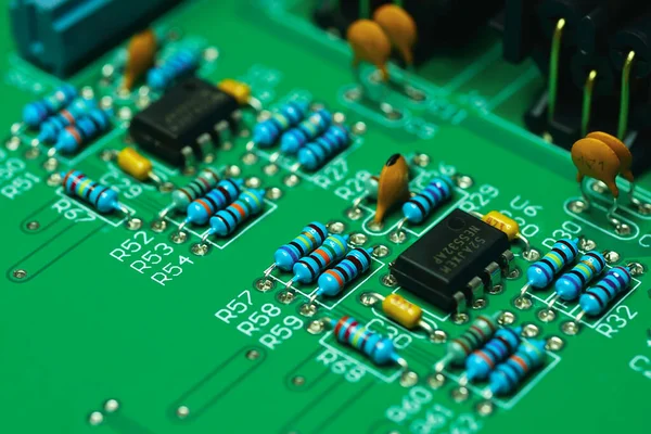 Elektronikus Áramköri Lap Közelítése Elektronikus Eszközökkel Számítógépes Áramkör Cpu Chip — Stock Fotó