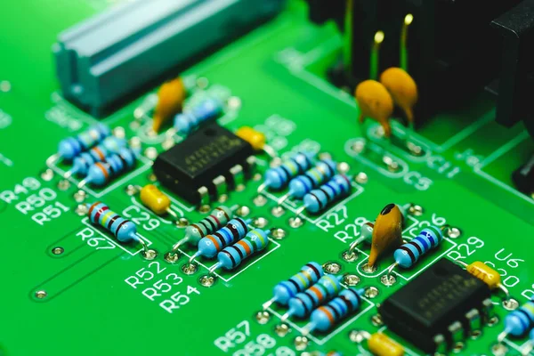 Condensador Componentes Eletrônico Resistente Uma Placa Circuito Impresso — Fotografia de Stock