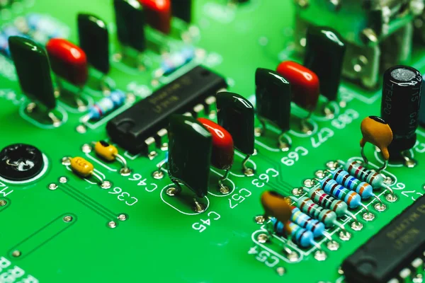 Condensador Componentes Eletrônico Resistente Uma Placa Circuito Impresso — Fotografia de Stock