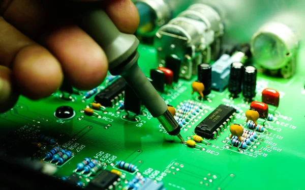 Επισκευή Ηλεκτρονικών Tester Repair Technician Test Ηλεκτρονικό Πίνακα Computer Circuit — Φωτογραφία Αρχείου