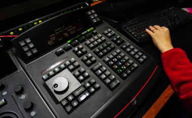 Dijital video film veya filmin rengini düzenlemek veya ayarlamak için renk düzeltme makinesi