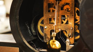 Brass vitesli antika saatleri kapatın..