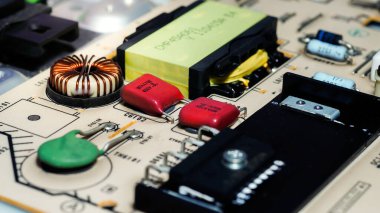 Bilgisayar donanımını ve elektronik devre kartını kapat