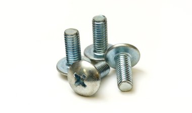 Beyaz arka planda erkek fındıkları