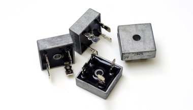 Köprü düzeltici diyot elektroniği henüz beyaz arkaplanda kullanılmamaktadır.