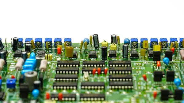 Nahaufnahme Einer Leiterplatte Mit Komponenten Wie Widerständen Und Integrierten Schaltkreisen — Stockfoto