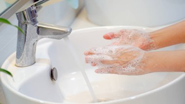 Hijyen konsepti. Ellerini lavaboda sabunla yıka. Koronavirüs yayılmasını önlemek için kovid-19 önleme, hijyen..