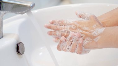 Hijyen konsepti. Ellerini lavaboda sabunla yıka. Koronavirüs yayılmasını önlemek için kovid-19 önleme, hijyen..