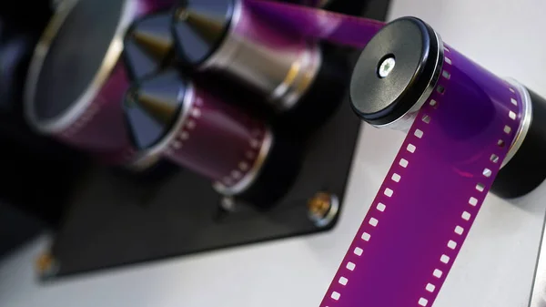 具有工业胶片的电影院35毫米胶片扫描仪 — 图库照片