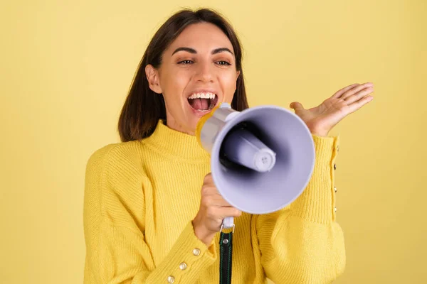 Junge Frau Gelben Warmen Pullover Mit Megafon Lautsprecher Schreit Glücklich — Stockfoto